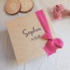 Caixinha personalizada com nome e laço rosa