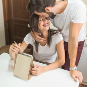 Casal planejando casamento, 